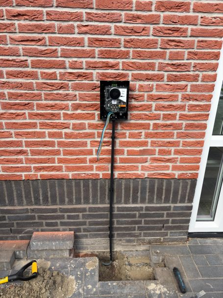 Zaptec wallbox installatie kabel door de fundering in Middelburg
