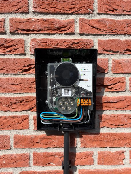 Zaptec wallbox installatie kabel door de fundering in Middelburg