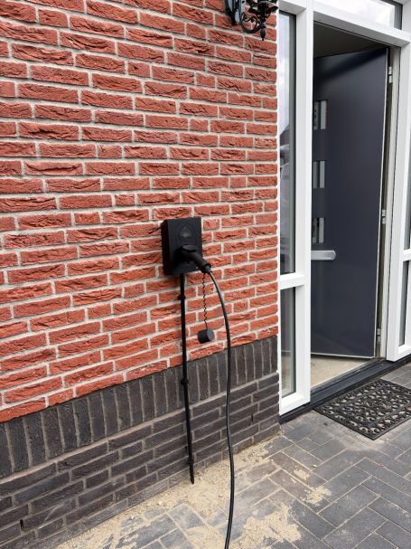 Zaptec wallbox installatie kabel door de fundering in Middelburg